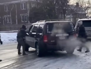 automobil u kome je upucana žena i agenti koji su u nju pucali