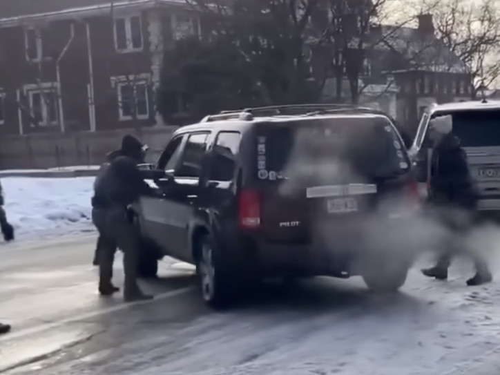 automobil u kome je upucana žena i agenti koji su u nju pucali