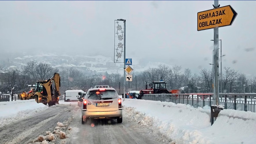 Problemi na putevima zbog snega i leda
