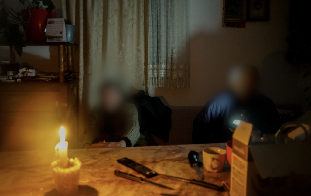 Dvoje penzionera na kauču, na stolu upaljena sveća