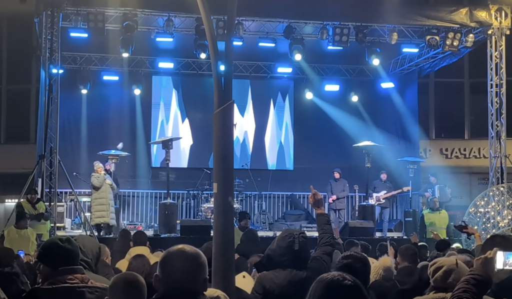 Ana Bekuta s bendom u Čačku, publika, grudve