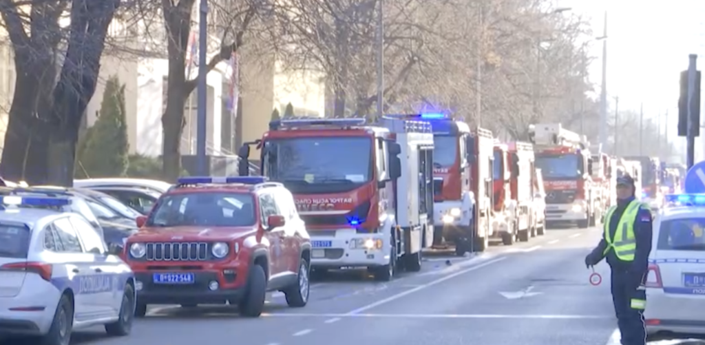 Vatrogasna vozila i policija kod Specijalnog suda, požar