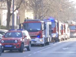 Vatrogasna vozila i policija kod Specijalnog suda, požar