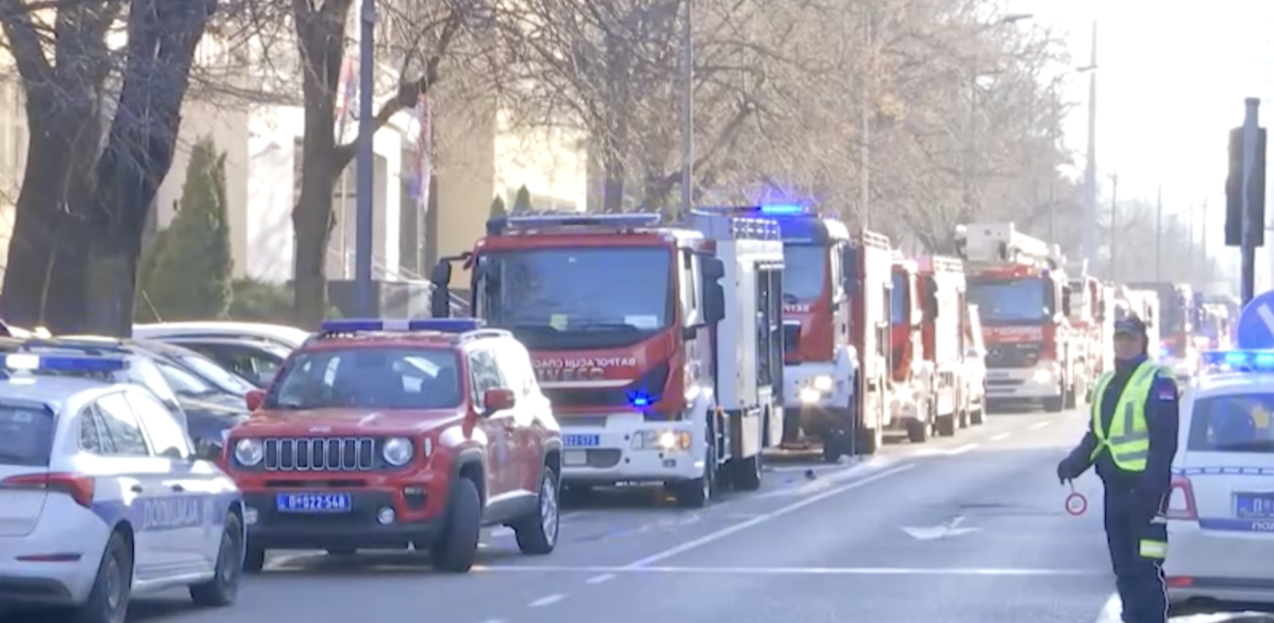 Vatrogasna vozila i policija kod Specijalnog suda, požar