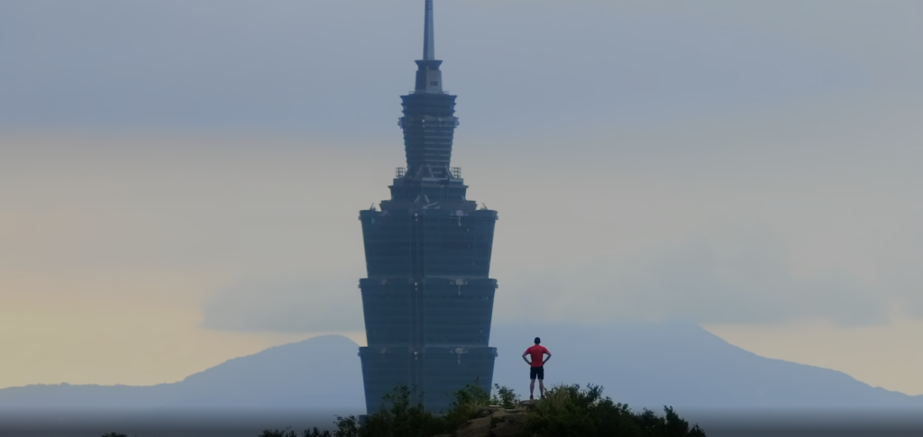 Penjač i zgrada na koju će se peti