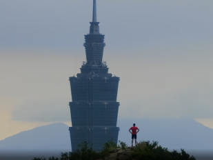 Penjač i zgrada na koju će se peti