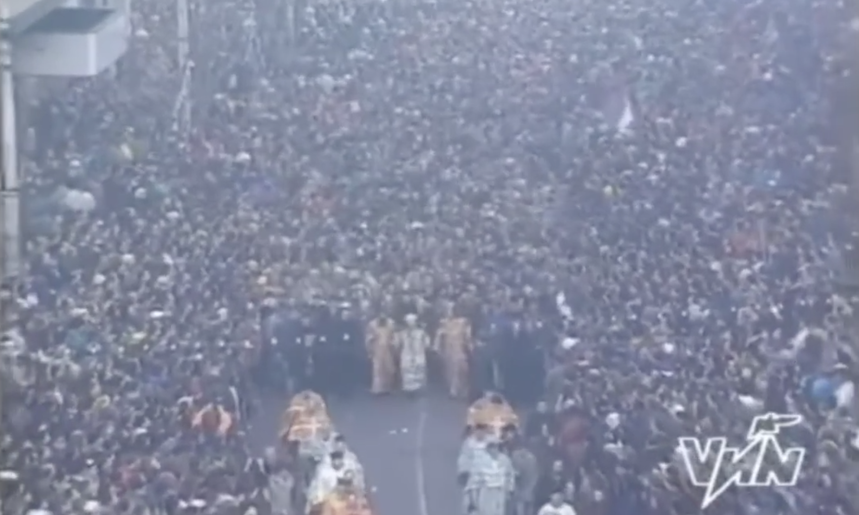 Ljudi na protestu i liturgiji 27. januara 1997.