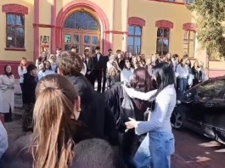 Karlovački đaci odbili da pevaju pred predsednikom opštine