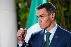 Premijer Španije Pedro Sančez u odelu sa kravato sa stisnutom pesnicom