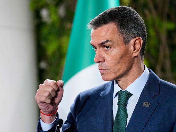 Premijer Španije Pedro Sančez u odelu sa kravato sa stisnutom pesnicom