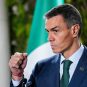 Premijer Španije Pedro Sančez u odelu sa kravato sa stisnutom pesnicom