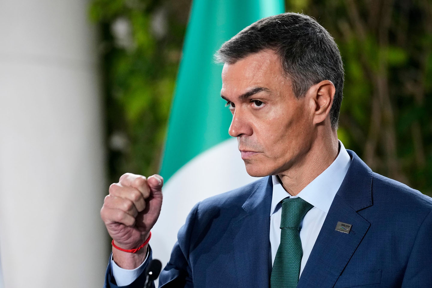Premijer Španije Pedro Sančez u odelu sa kravato sa stisnutom pesnicom