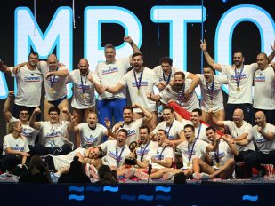 Grupa muškaraca slavi i pozira sa sportskim medaljama