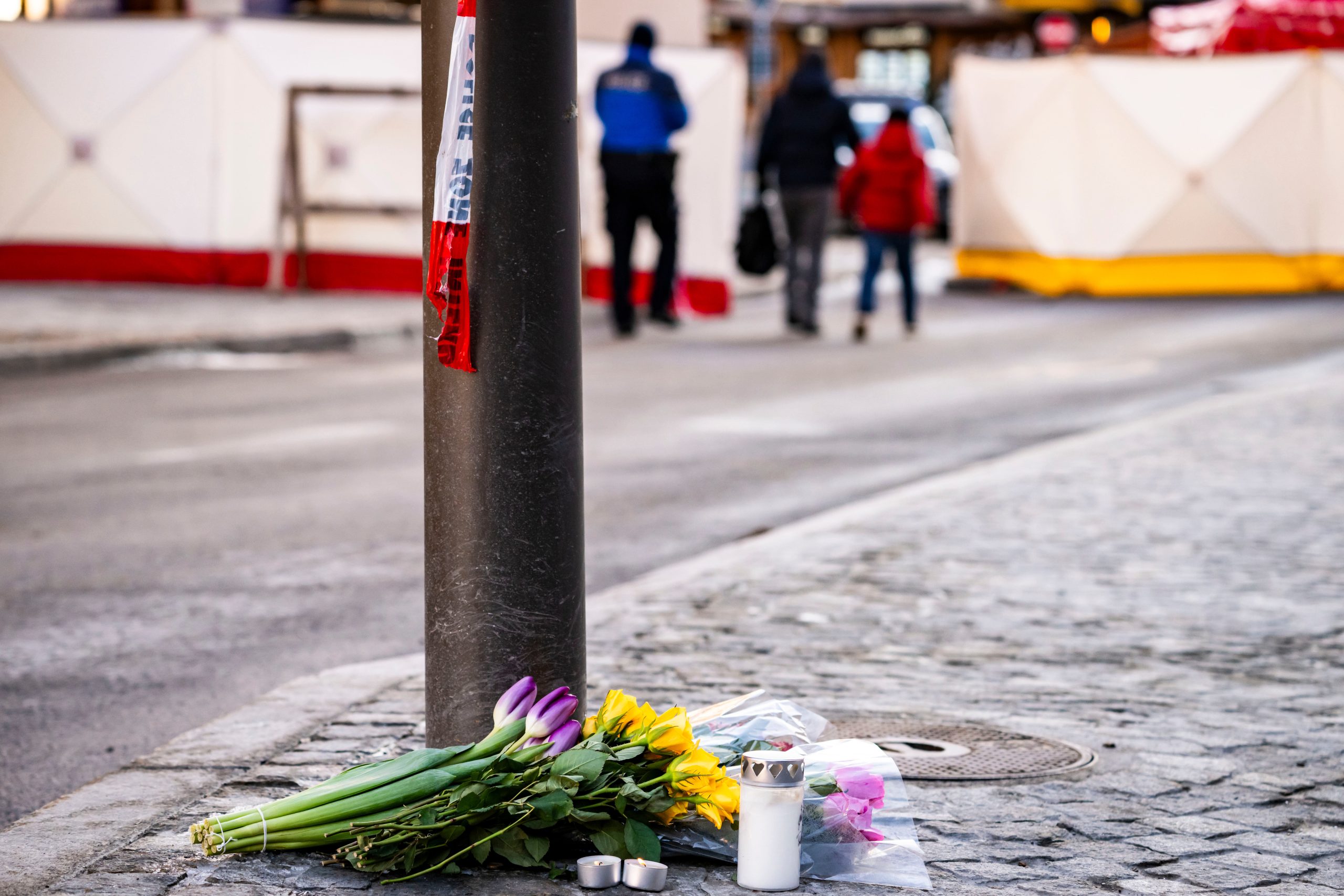 Cveće ispred mesta nesreće u klubu u Švajcarskoj