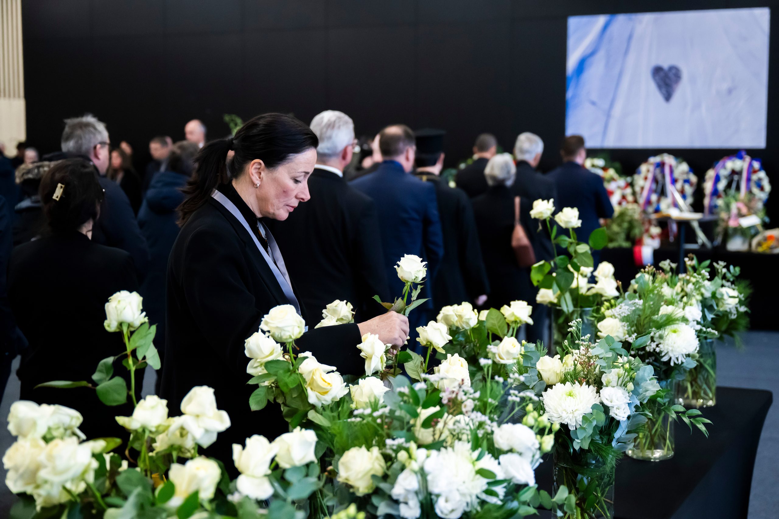 Žena tuguje i polaže sveće
