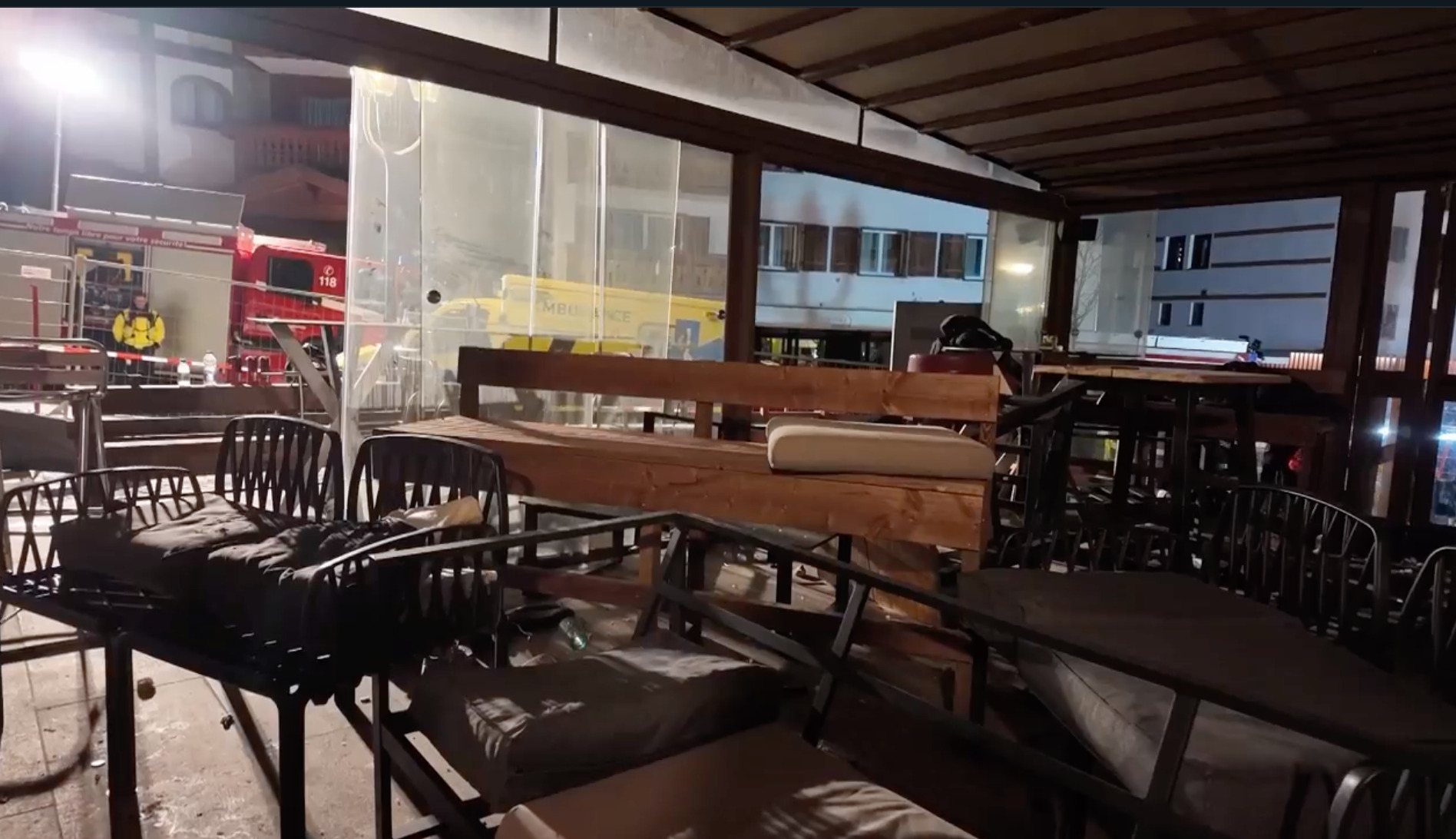 Klub posle požara, klupe i stolice