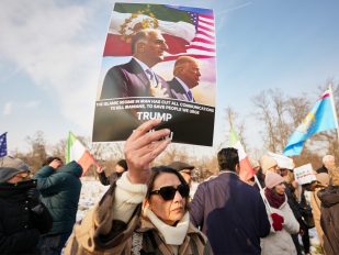 Iranka drži postere Reze Pahlavija i Donalda Trampa
