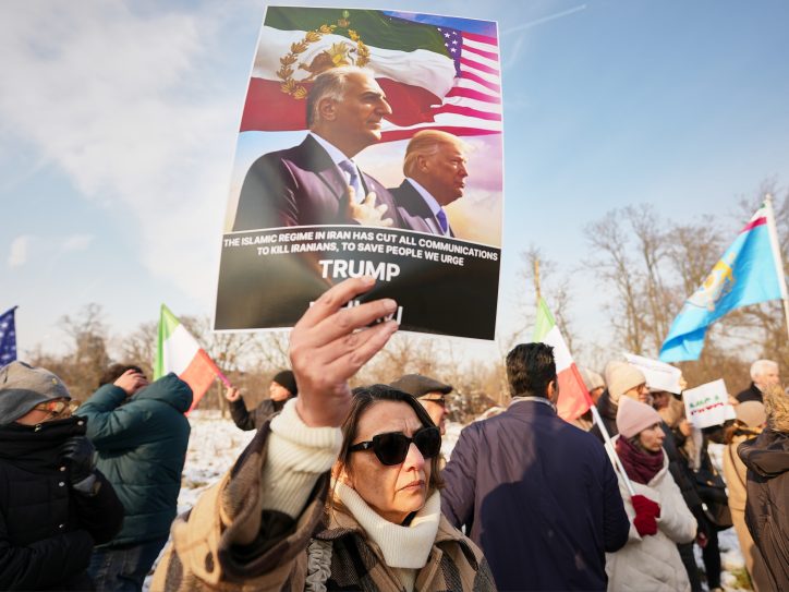 Iranka drži postere Reze Pahlavija i Donalda Trampa
