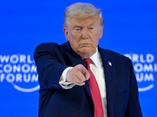 Donald Tramp s pruženom rukom i prstom u Davosu na Svetskom ekonomskom forumu, portret