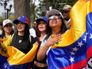 Žene sa zastavama Venecuele