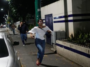 Ljudi preplašeni trče na ulicama Karakasa