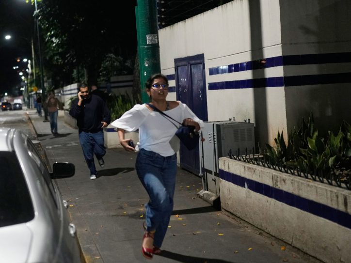 Ljudi preplašeni trče na ulicama Karakasa