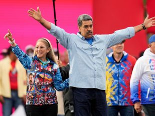 Nikolas Maduro i Silija Flores na bini, Maduro širi ruke, oko njih još nekoliko ljudi