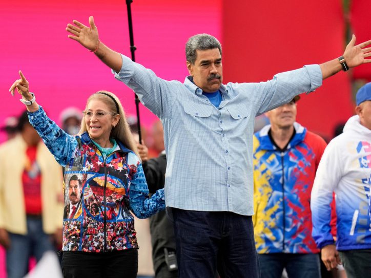 Nikolas Maduro i Silija Flores na bini, Maduro širi ruke, oko njih još nekoliko ljudi