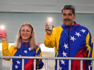 Žena i muškarac nasmejani drže telefone u rukama