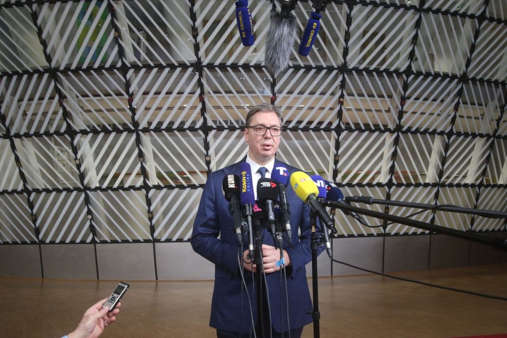 Aleksandar Vučić u Briselu pred kojim stoji gomila mikrofona