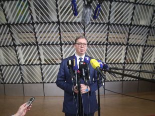 Aleksandar Vučić u Briselu pred kojim stoji gomila mikrofona