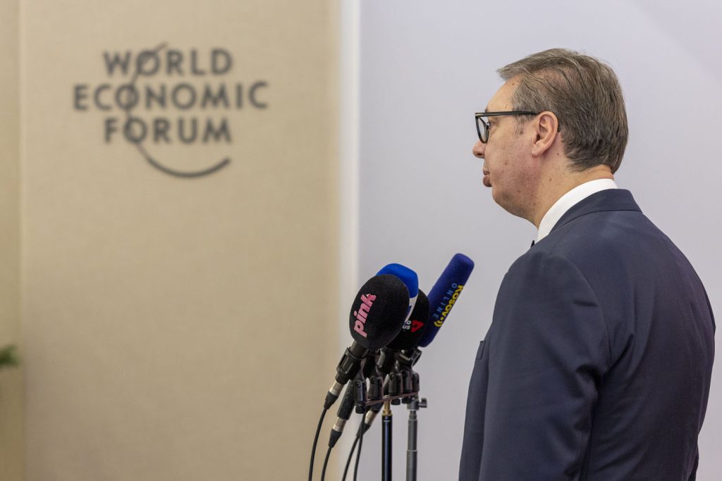 Aleksandar Vučić pred mikrofonima u Davosu
