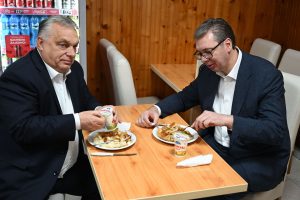 Predsednik Srbije aleksandar Vučić i mađarski premijer Viktor Orba jedu burek u pekari u Subotici
