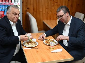 Predsednik Srbije aleksandar Vučić i mađarski premijer Viktor Orba jedu burek u pekari u Subotici