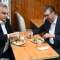 Predsednik Srbije aleksandar Vučić i mađarski premijer Viktor Orba jedu burek u pekari u Subotici