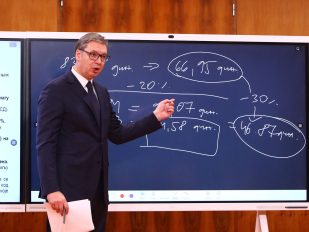 Aleksandar Vučić ispred table ispisane ekonomskim pokazateljima