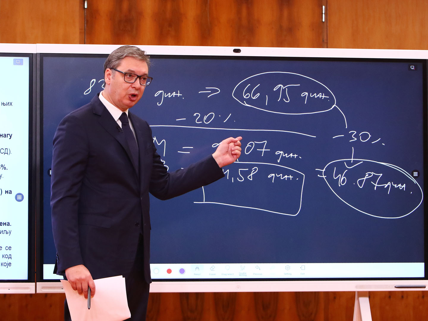 Aleksandar Vučić ispred table ispisane ekonomskim pokazateljima