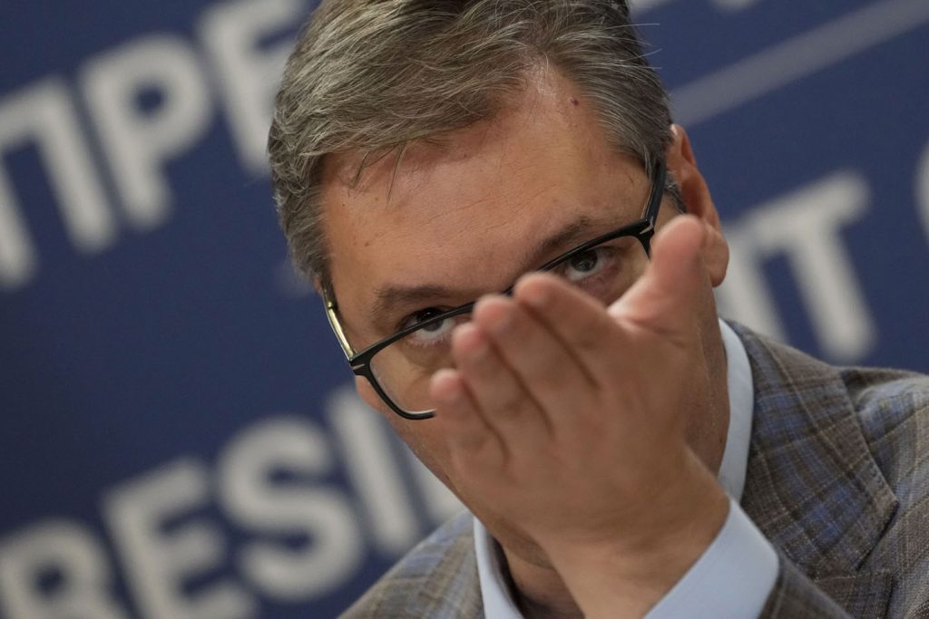 Aleksandar Vučić sa ispruženom rukom, vide mu se samo oči kroz naočare