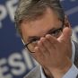 Aleksandar Vučić sa ispruženom rukom, vide mu se samo oči kroz naočare