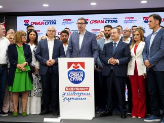 Aleksandar Vučić proslavlja izbornu pobedu sa vrhom Srpske napredne stranke