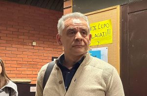 Dekan Filozofskog fakulteta u Novom Sadu Milivoj Alanović u džemperu ispod koga se vidi plava košulja