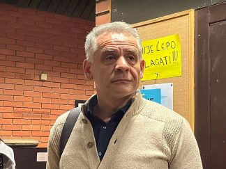 Dekan Filozofskog fakulteta u Novom Sadu Milivoj Alanović u džemperu ispod koga se vidi plava košulja