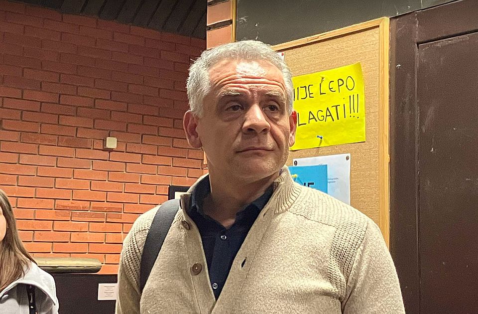 Dekan Filozofskog fakulteta u Novom Sadu Milivoj Alanović u džemperu ispod koga se vidi plava košulja