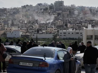 Ljudi posmatraju kako izraelski vojni buldožer ruši kuće u palestinskom izbegličkom kampu Nur Šams, blizu grada Tulkarema na Zapadnoj obali.