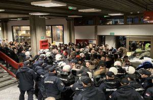 Policija, potiskivanje studenata