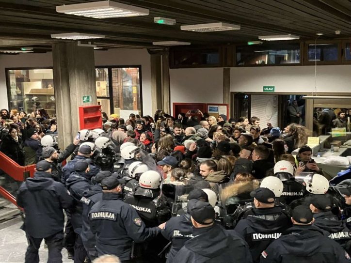 Policija, potiskivanje studenata