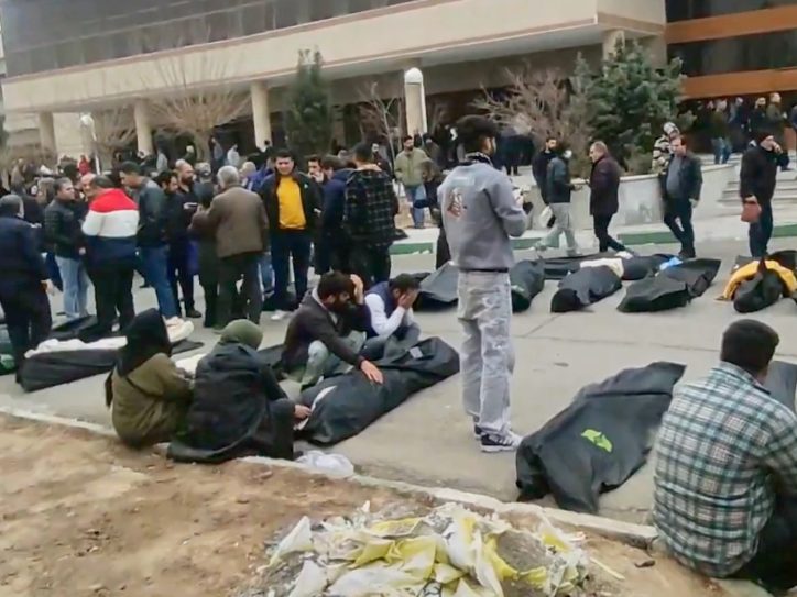 Printskrin video snimka koji kruži društvenim mrežama i navodno prikazuje slike iz mrtvačnice sa desetinama tela i ožalošćenih nakon suzbijanja protesta na obodu Teherana.