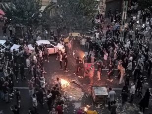 Ljudi protestuju na ulici