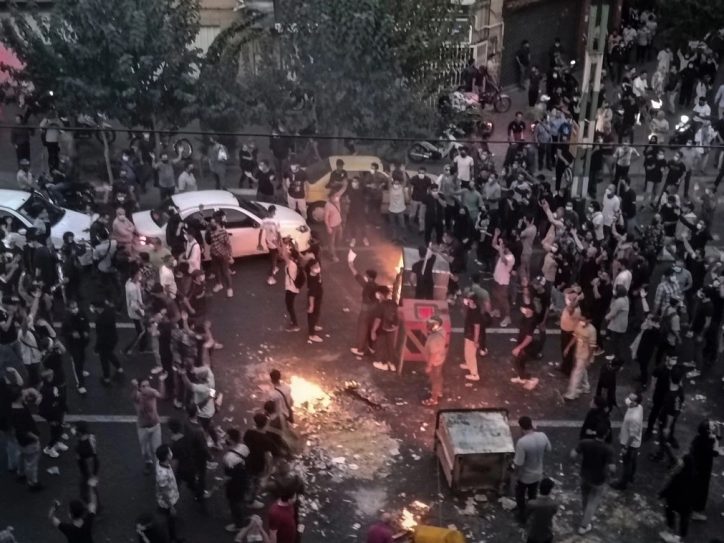 Ljudi protestuju na ulici