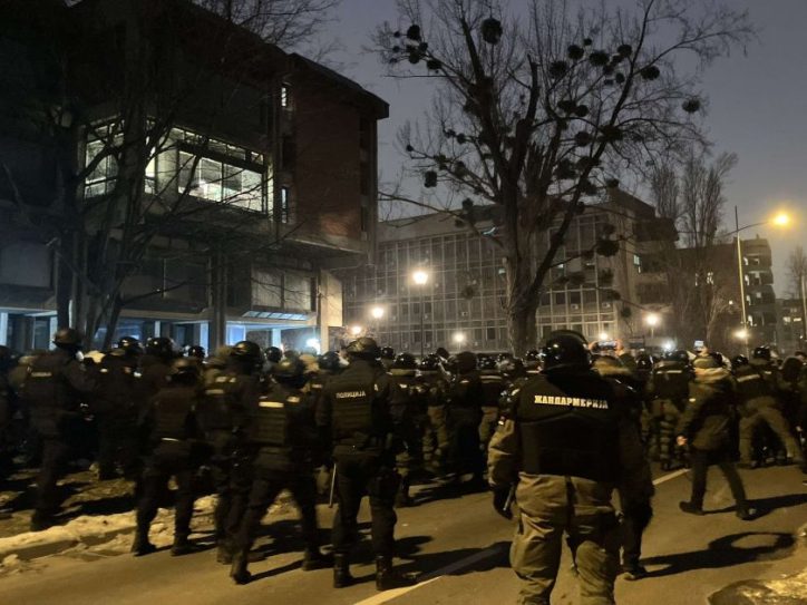 Policija u opremi za razbijanje demonstracija ispred Filozofskog fakulteta u Novom Sadu